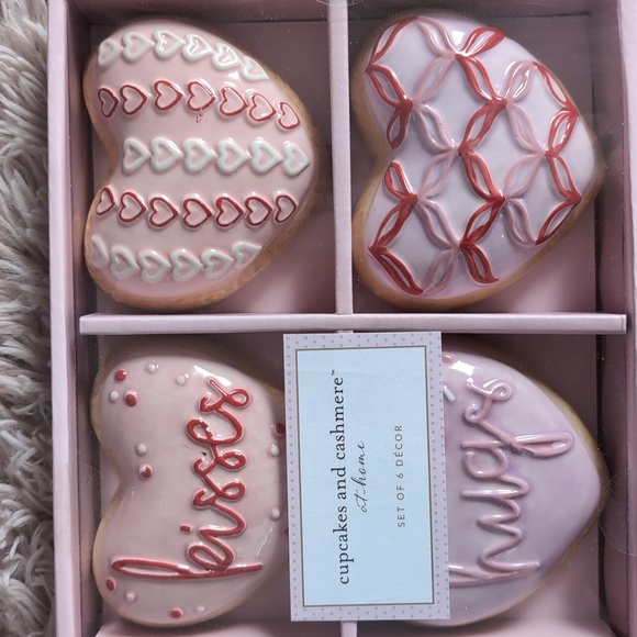 ❌SOLD❌VHTF Cupcakes & Cashmere 🍩 6 Pack Heart Shaped Donut Decor - Picture 3 of 3